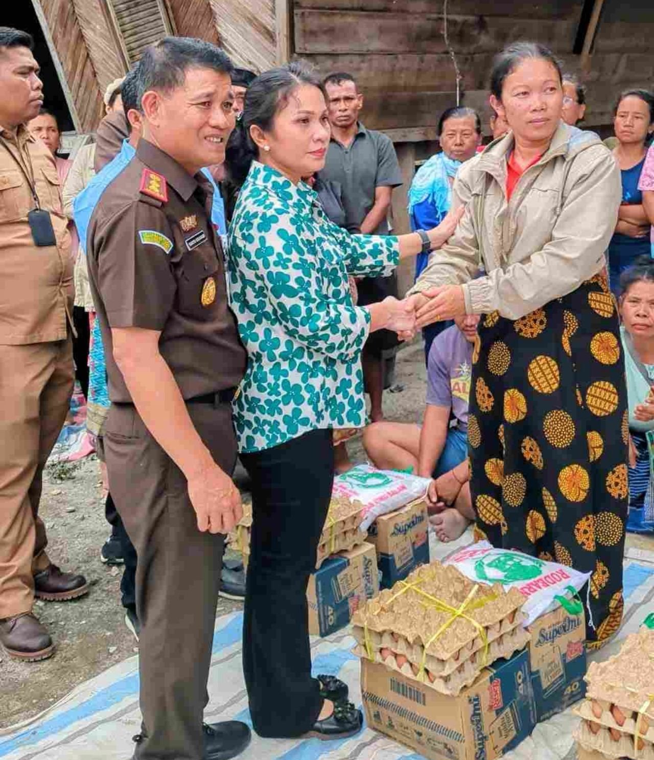 Rumahnya Dilahap si Jago Merah, 8 Keluarga Korban Kebakaran Dapatkan Bantuan dari Kajari Samosir