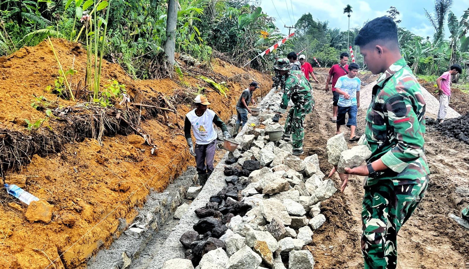 Satgas TMMD ke-127 Kodim 0207/Simalungun dan Warga Kompak Bangun Drainase di Nagori Bahapal