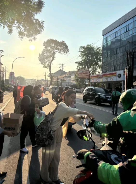 Tebar Kebaikan, Mahasiswa dan Dosen Institut Sains Dan Teknologi TD. Pardede Bagikan Ratusan Paket Takjil