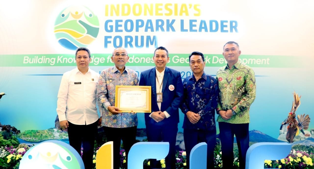 Bupati Simalungun Tandatangani Deklarasi Komitmen Dukung Pengembangan Geopark dan Menerima Piagam Apresiasi Toba Caldera Unesco Global Geopark