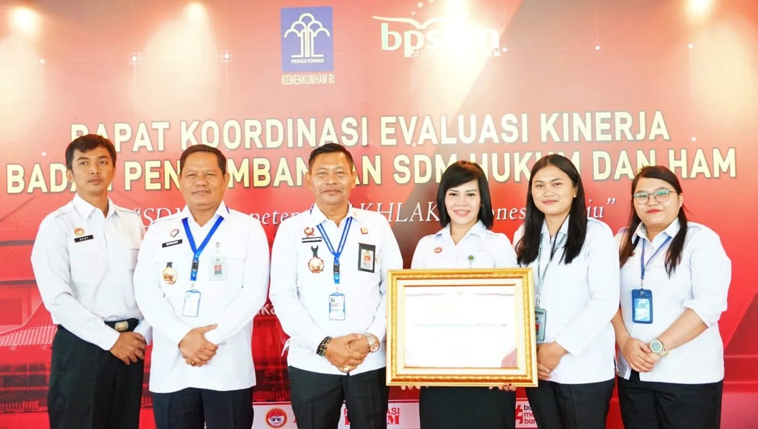 Kakanwil Sumut Terima Penghargaan Terbaik Ke-3 Kategori Pelatihan MOOC Kemenkumham Pada Rakor Evaluasi Capaian Kinerja BPSDM Kumham