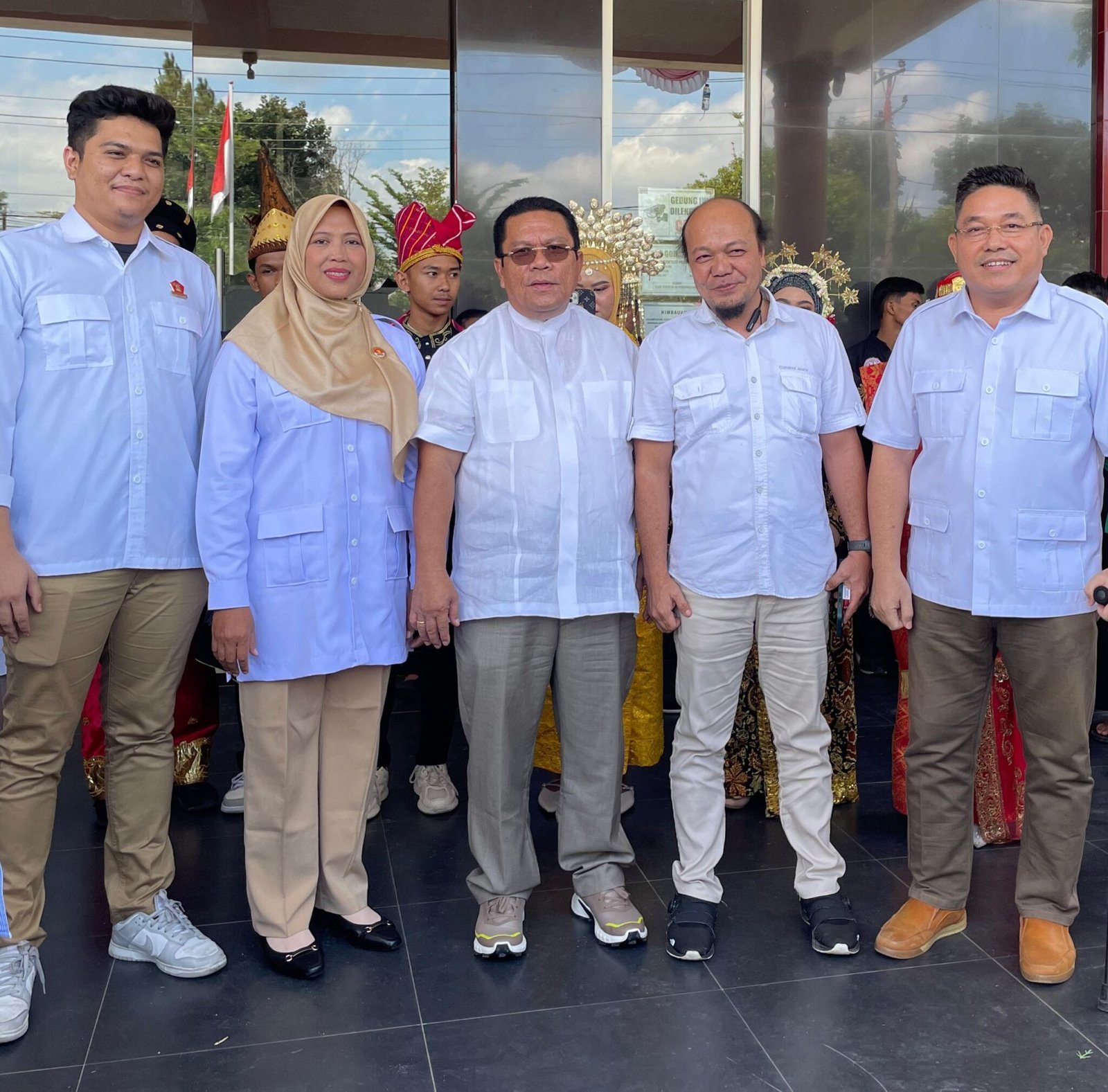 Anggota DPRD Terpilih Kota Pematangsiantar Dari Partai Gerindra Turut Antarkan Pasangan Wesly Silalahi - Herlina Mendaftar ke KPU