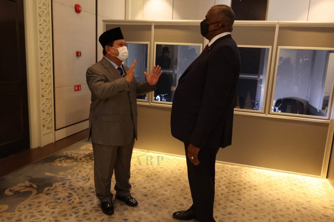 Prabowo Subianto Bercengkrama Dengan Menhan AS Lloyd Austin Di Singapura