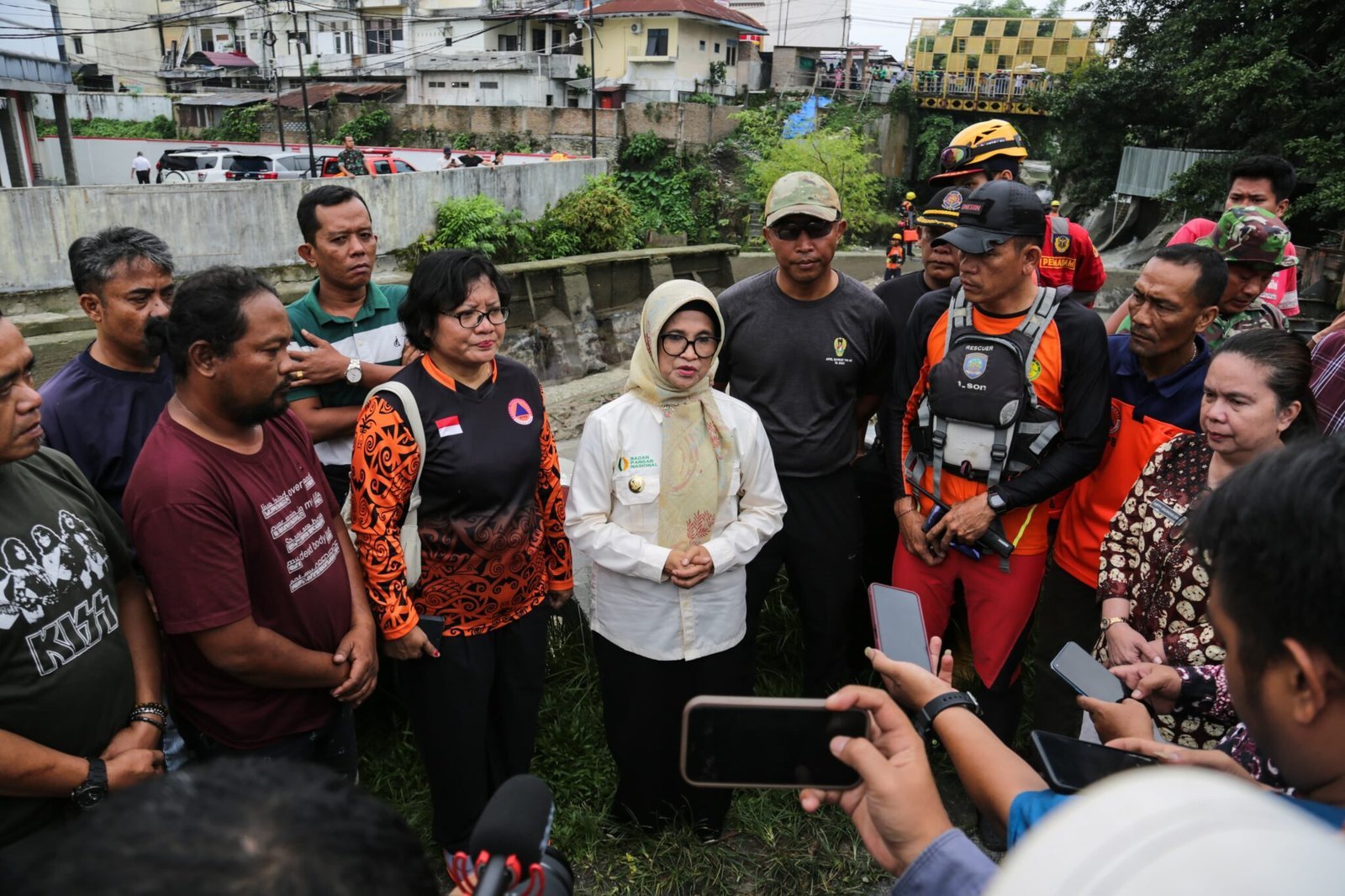 Wali Kota Pematangsiantar dr Susanti Dewayani SpA Pantau Pencarian Bocah Hanyut di Sungai Bah Bolon