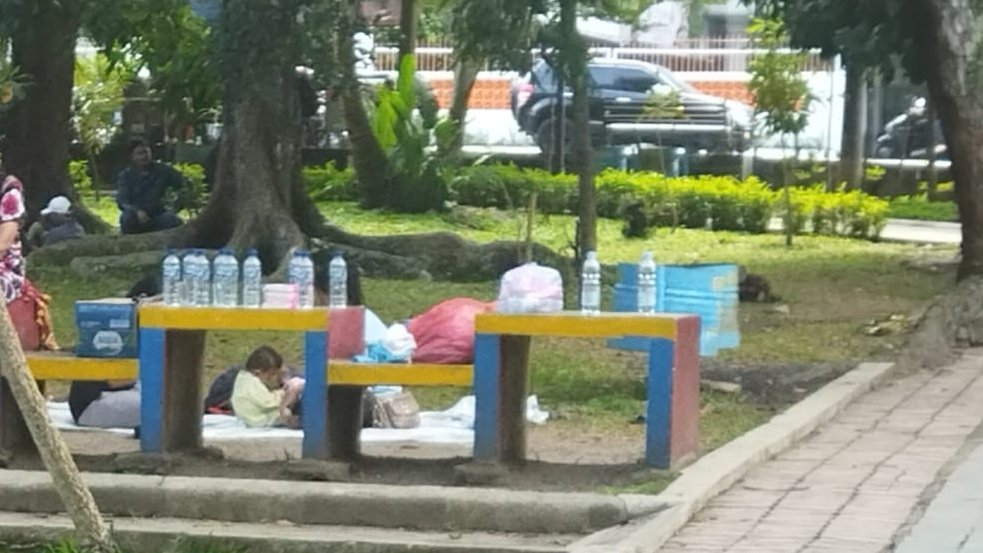 Kursi Lapangan Merdeka Dikuasai Dagangan, “Air Mineral Duduk di Kursi, Warga di Pinggir Jalan”