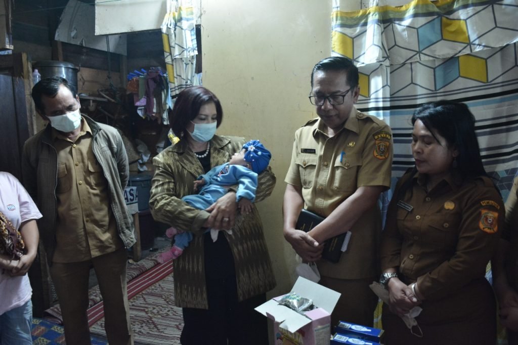 Ketua PKK Dairi Berbagi Tali Asih Untuk Anak Berkebutuhan Khusus Di Desa Perjuangan Sumbul