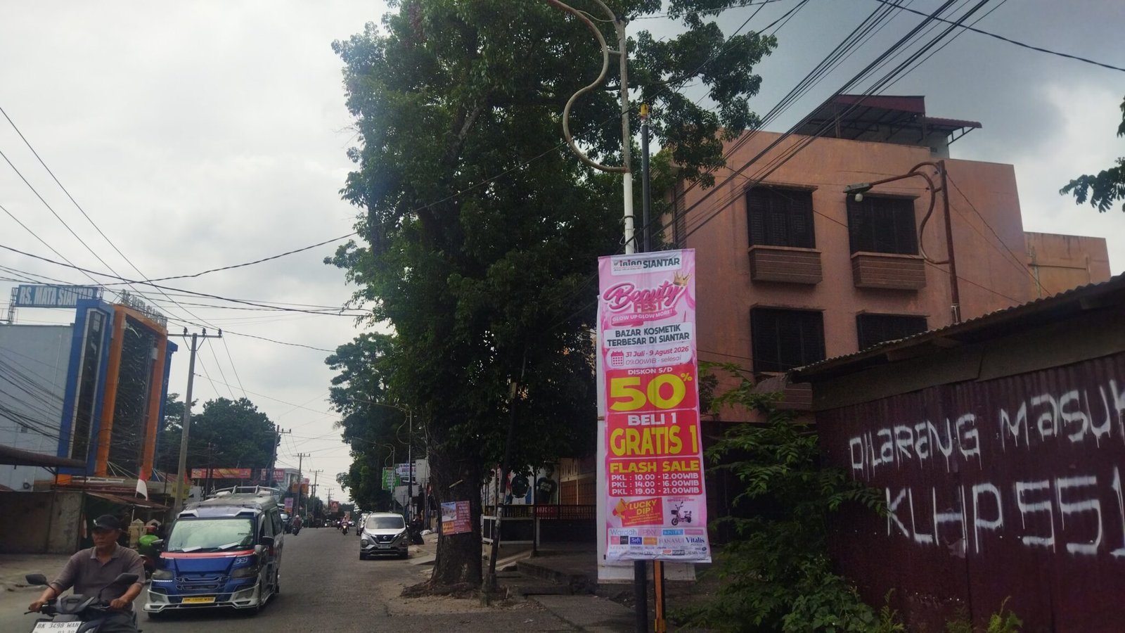 Abaikan Estetika Kota Demi Keuntungan, Supermarket Irian Menjajah Tiang Lampu Jalan dan Tiang Listrik dengan Spanduk Promosi