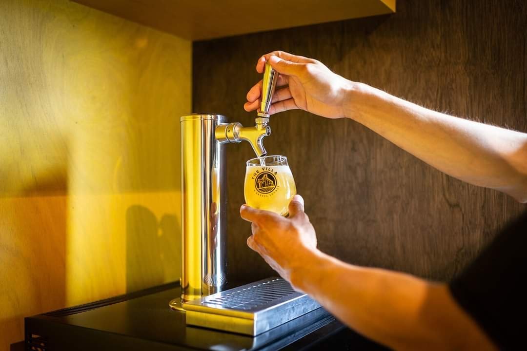 Minum Bir Sepuasnya di Villa & Barrel Lounge