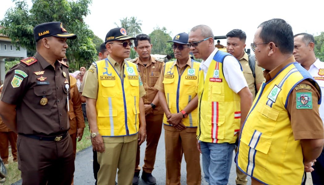 Tinjau Kegiatan Pekerjaan Jalan di Kecamatan Tapian Dolok dan Bandar Huluan, Bupati Simalungun: "Mari Bersama-sama Kita Rawat Jalan Ini"