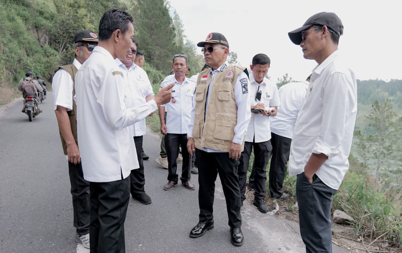 Bupati Simalungun Tinjau Jalan Longsor di Haranggaol: Gerak Cepat untuk Jalan Vital