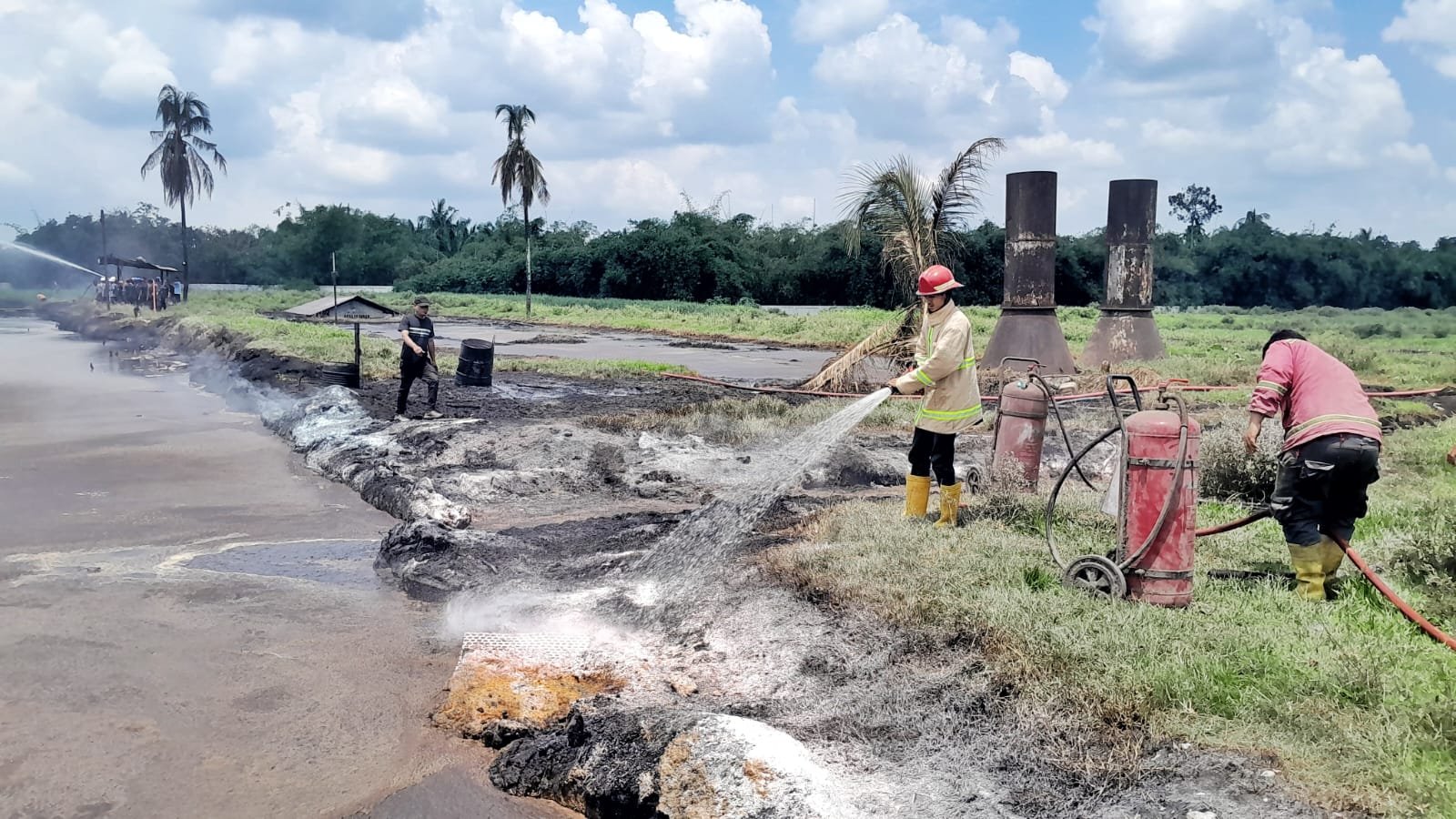 BPBD Simalungun Turunkan Armada Damkar Bantu Padamkan Kebakaran Kolam Limbah PKS PTPN IV Kebun Dolok Ilir