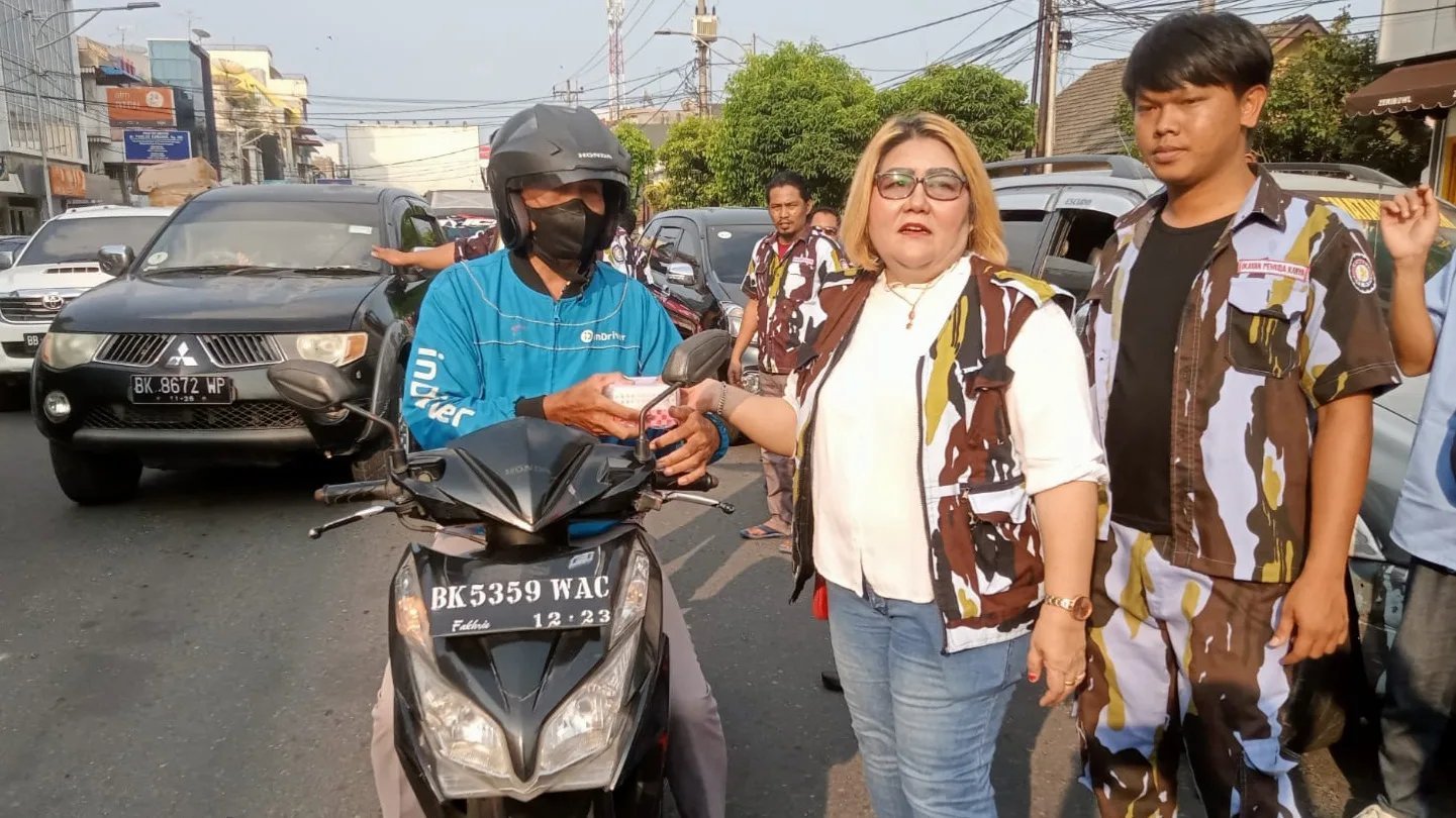 DPD IPK Kota Pematang Siantar Bagikan Ribuan Paket Takjil Kepada Warga dan Pengendara Yang Melintas