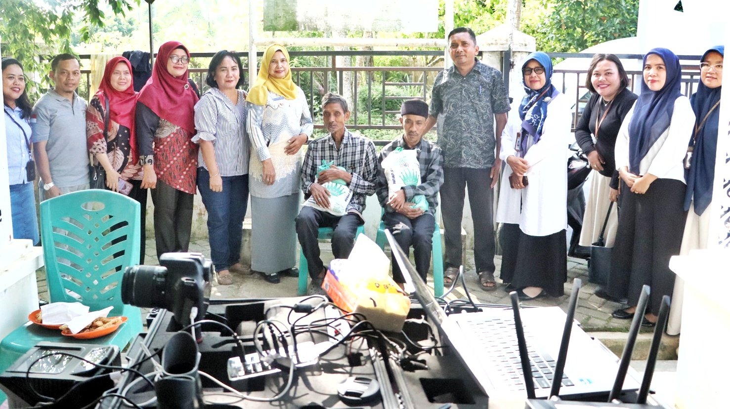 Warga Disabilitas Amansari Dapat Pelayanan Perekaman KTP-el di Rumah dari Pemkab Simalungun