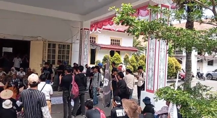 Warga Geruduk DPRD, Desak Uji Emisi PT SSU dan Data Lingkungan Secara Transparan