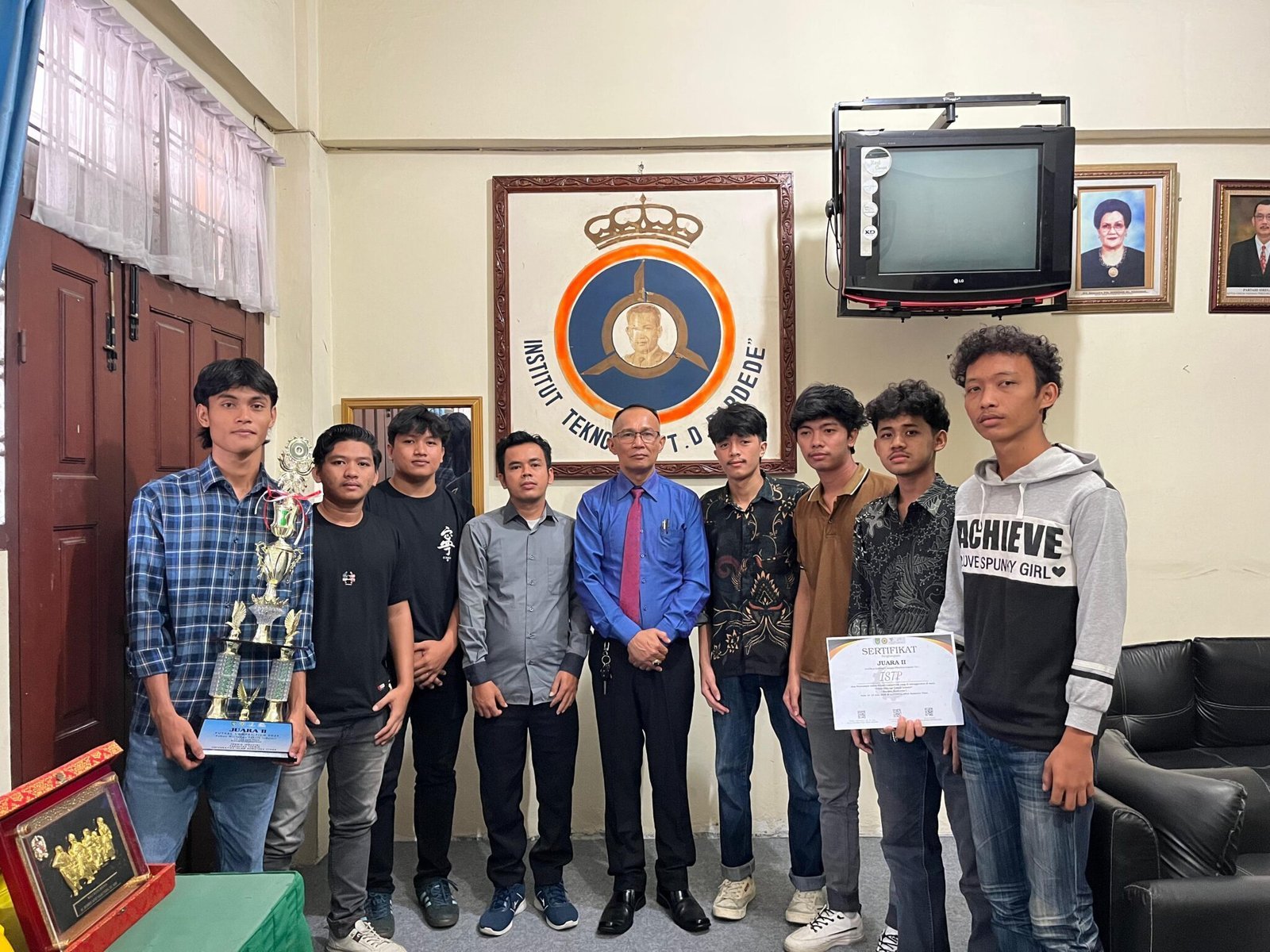 Tim Futsal Institut Sains dan Teknologi TD Pardede Raih Gelar Juara II PORTEKIN UISU 2025