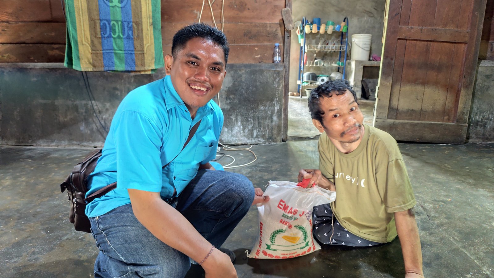 Dari Pintu ke Pintu, Reinhard Raji Manurung Salurkan Bantuan kepada Penyandang Disabilitas