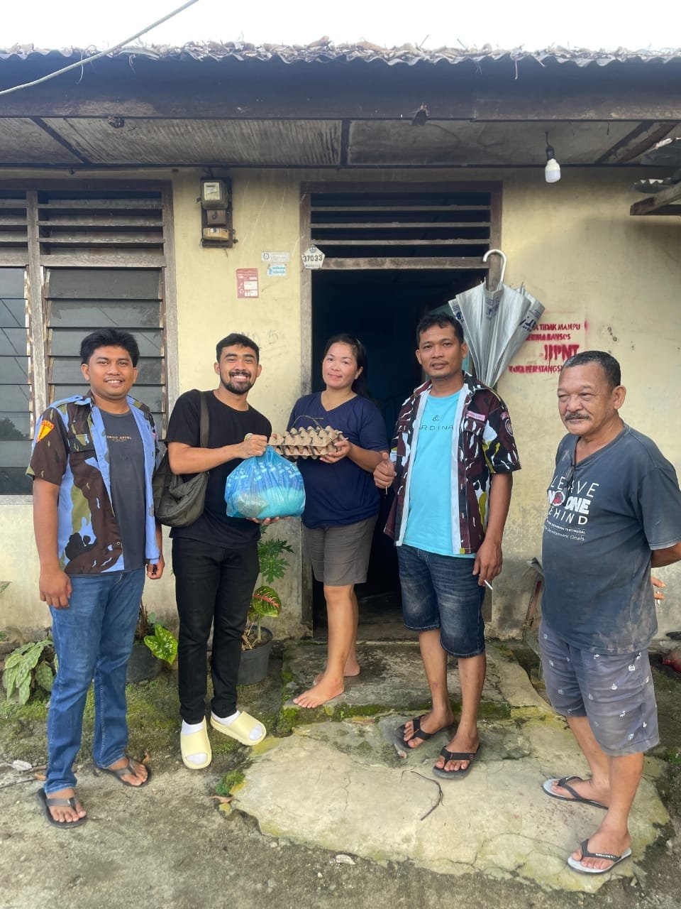 Sambut Natal Dan Tahun Baru, Koin Bar & KTV Saluran Bingkisan Kepada Warga