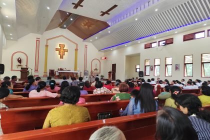 Kapolsek Tanah Jawa Hadiri Ibadah dan Silahturahmi dengan Umat Katolik St.Fransiskus Assisi, Sampaikan Pesan Kamtibmas