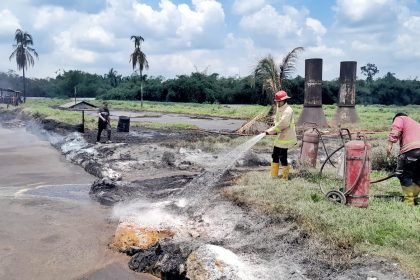 BPBD Simalungun Turunkan Armada Damkar Bantu Padamkan Kebakaran Kolam Limbah PKS PTPN IV Kebun Dolok Ilir