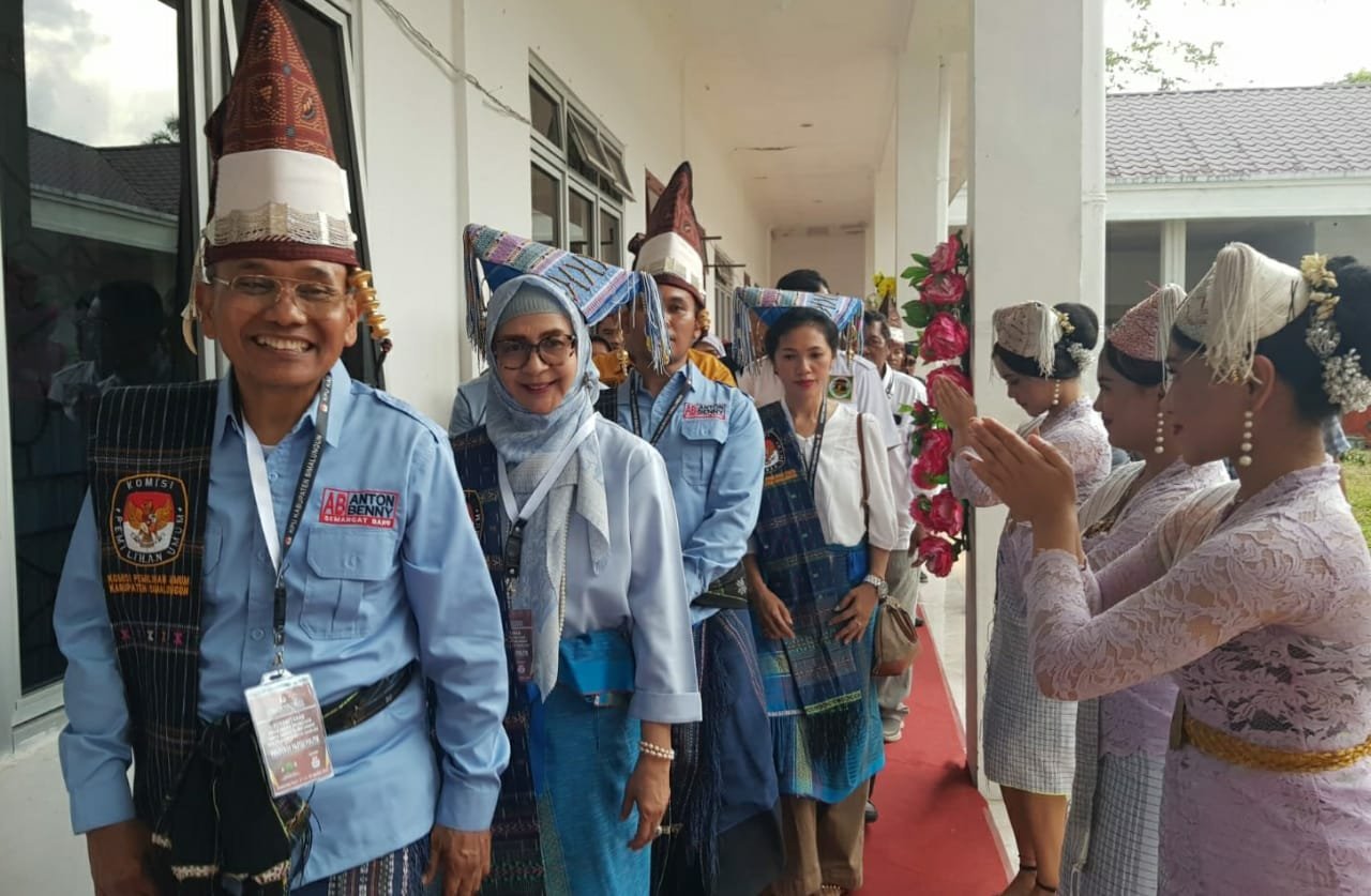 Ribuan Pendukung Antar Anton Saragih - Benny Sinaga Daftar ke KPU Simalungun