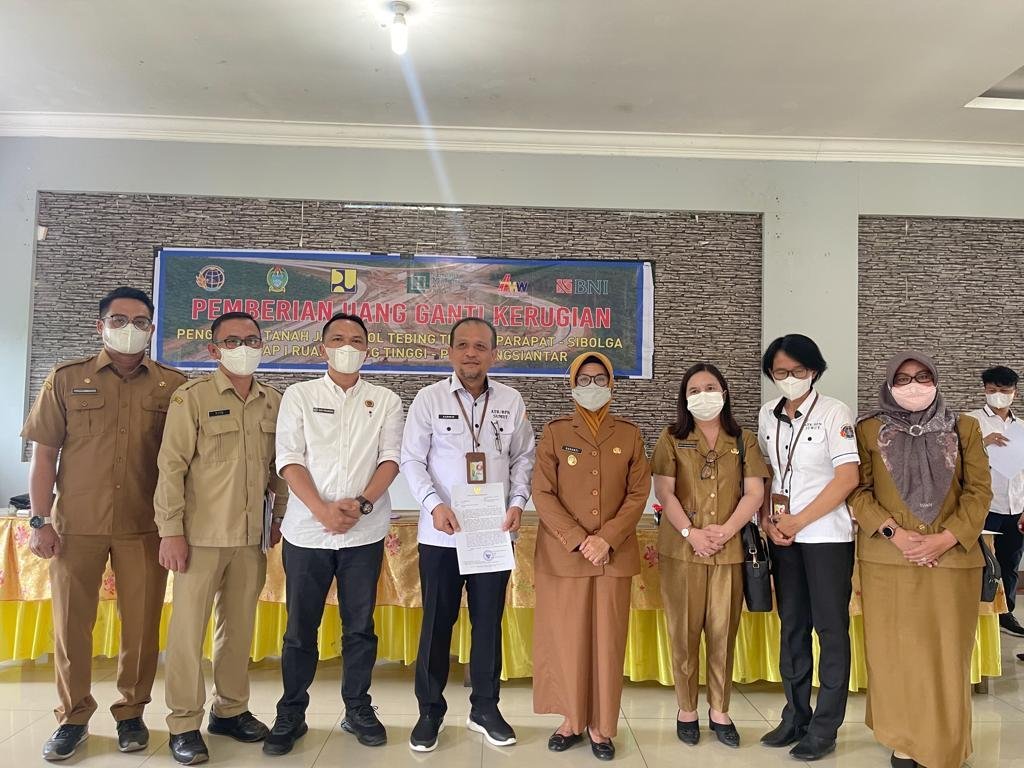 Plt Wali Kota Pematangsiantar Serahkan Ganti Kerugian Lahan Jalan Tol Kepada Masyarakat
