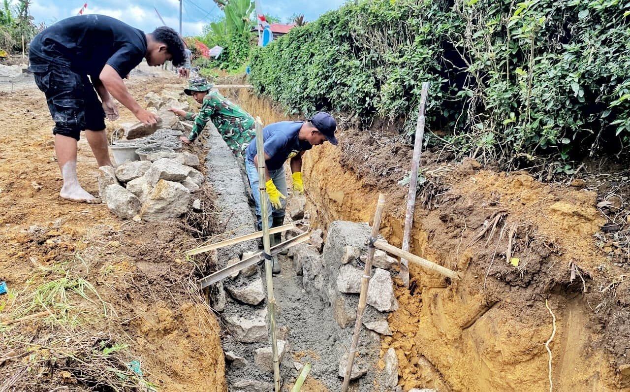 Satgas TMMD Ke-127 Kodim 0207/Simalungun Bersama Warga Laksanakan Pengerjaan Saluran Drainase di Nagori Bahapal