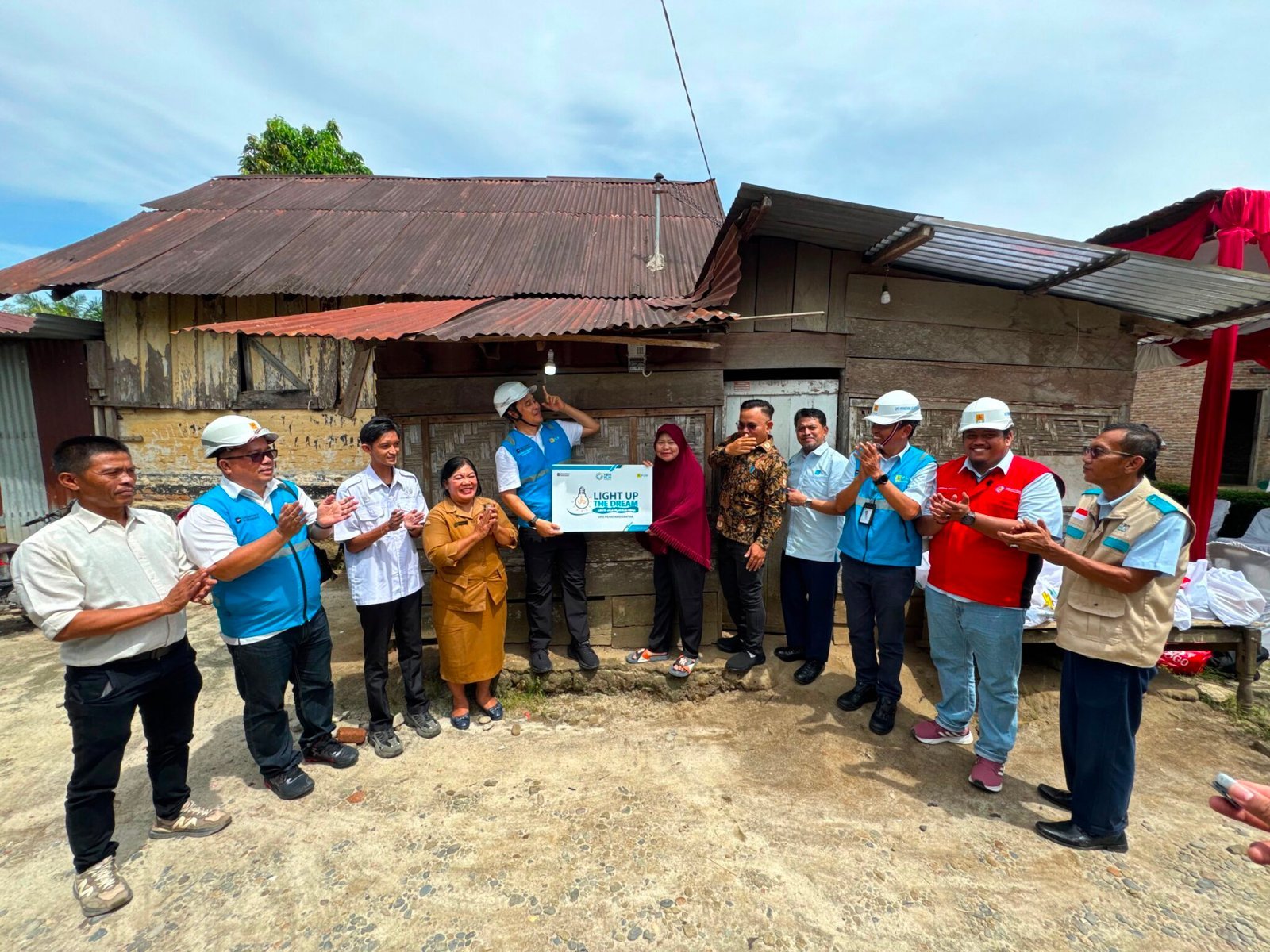 Dihadiri GM PLN UID Sumut, PLN UP3 Pematangsiantar Gelar Program LUTD dan Xtra Care di Nagori Laras Dua