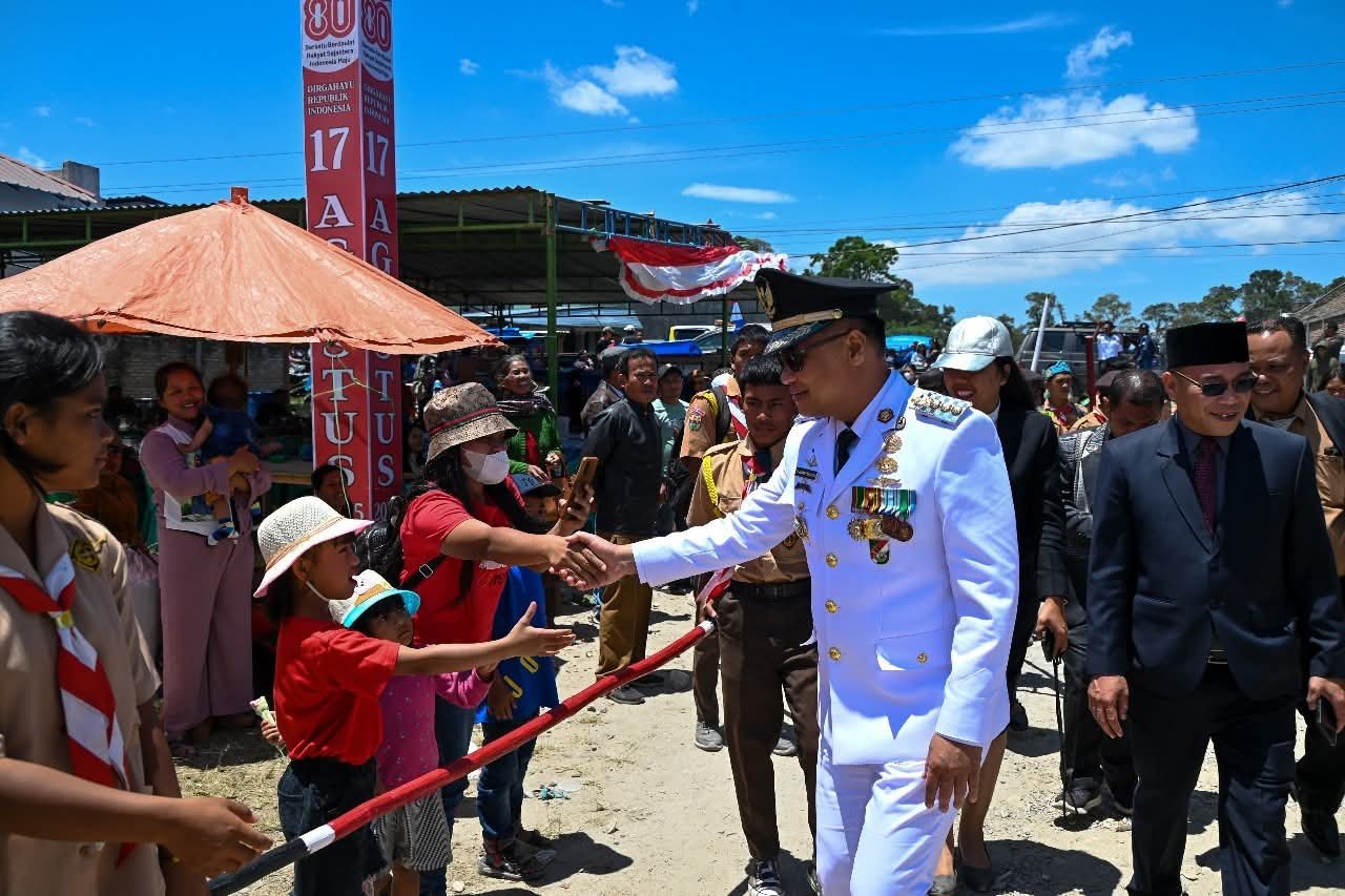 Lahir 17 Agustus 1945, Bupati Humbahas Kunjungi Rumah Surung Lumbantobing di Doloksanggul dan Sapa Warga Desa Sileang, Lintongnihuta dan Paranginan