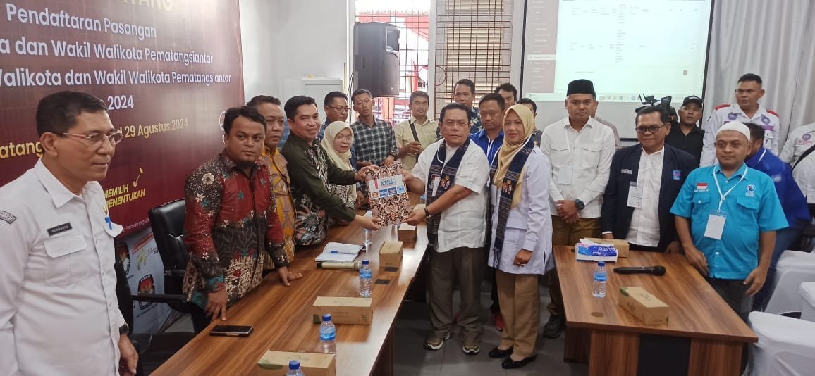 Ribuan Massa Dampingi Wesly Silalahi - Herlina Mendaftar ke KPU Pematangsiantar