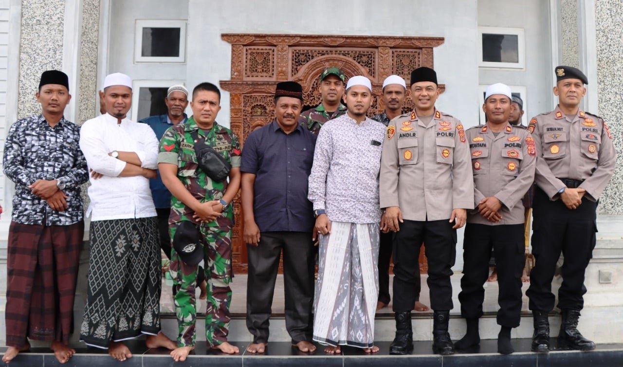 Jelang Muzakarah Ulama se-Aceh Ke-XI, AKBP Andy Rahmansyah Jalin Silaturahmi dengan Pimpinan Dayah Bustanul Huda dan Berikan Bantuan  