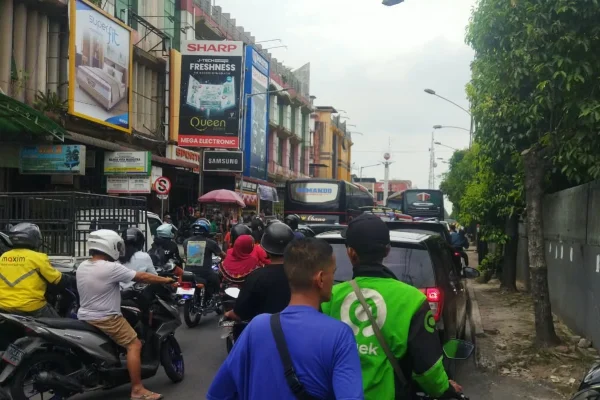 Macet Di Jalan Pattimura Mengular, PO Bus Ohana dan Eldivo Kangkangi Aturan