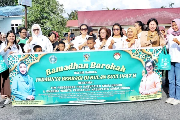 TP PKK dan DWP Simalungun Bagi Takjil Gratis di Pematang Raya