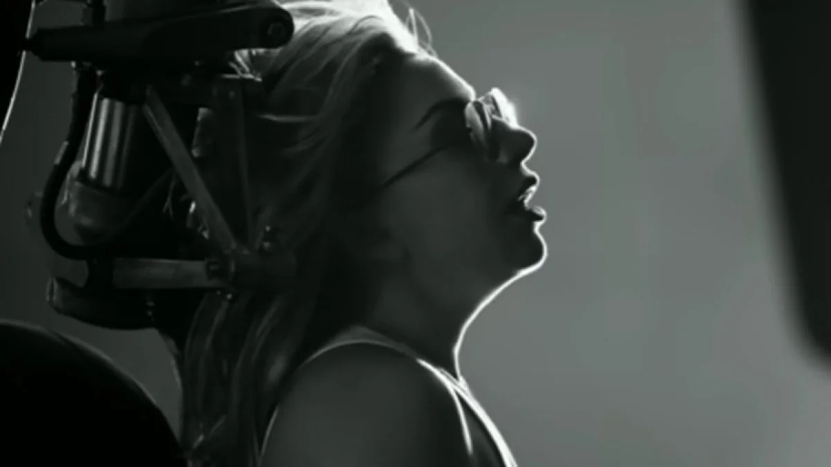 Lirik Lagu Lady Gaga - Hold My Hand