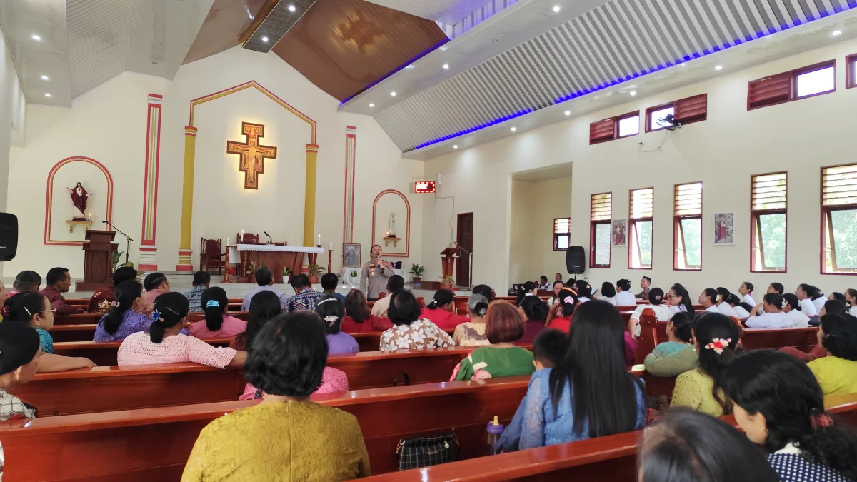 Kapolsek Tanah Jawa Hadiri Ibadah dan Silahturahmi dengan Umat Katolik St.Fransiskus Assisi, Sampaikan Pesan Kamtibmas