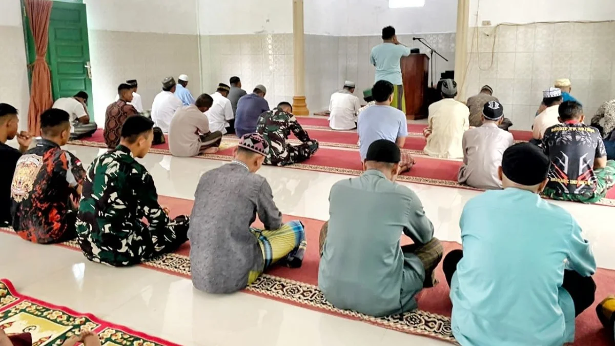 Bersama Warga, Anggota Satgas TMMD ke 127 Kodim 0207/Simalungun, Laksanakan Sholat Jum'at Bersama
