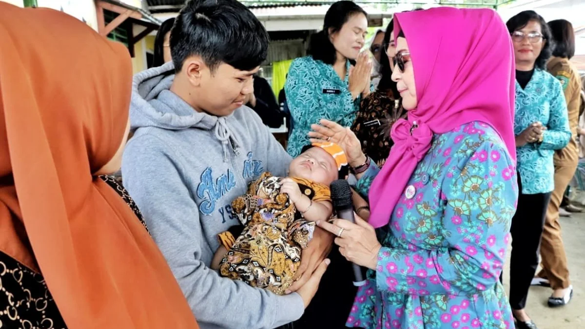 Ny. Darmawati Anton Achmad Saragih Beri Semangat Kepada Lansia, Ibu Hamil, dan Balita di Acara Kampung Keluarga Berkualitas