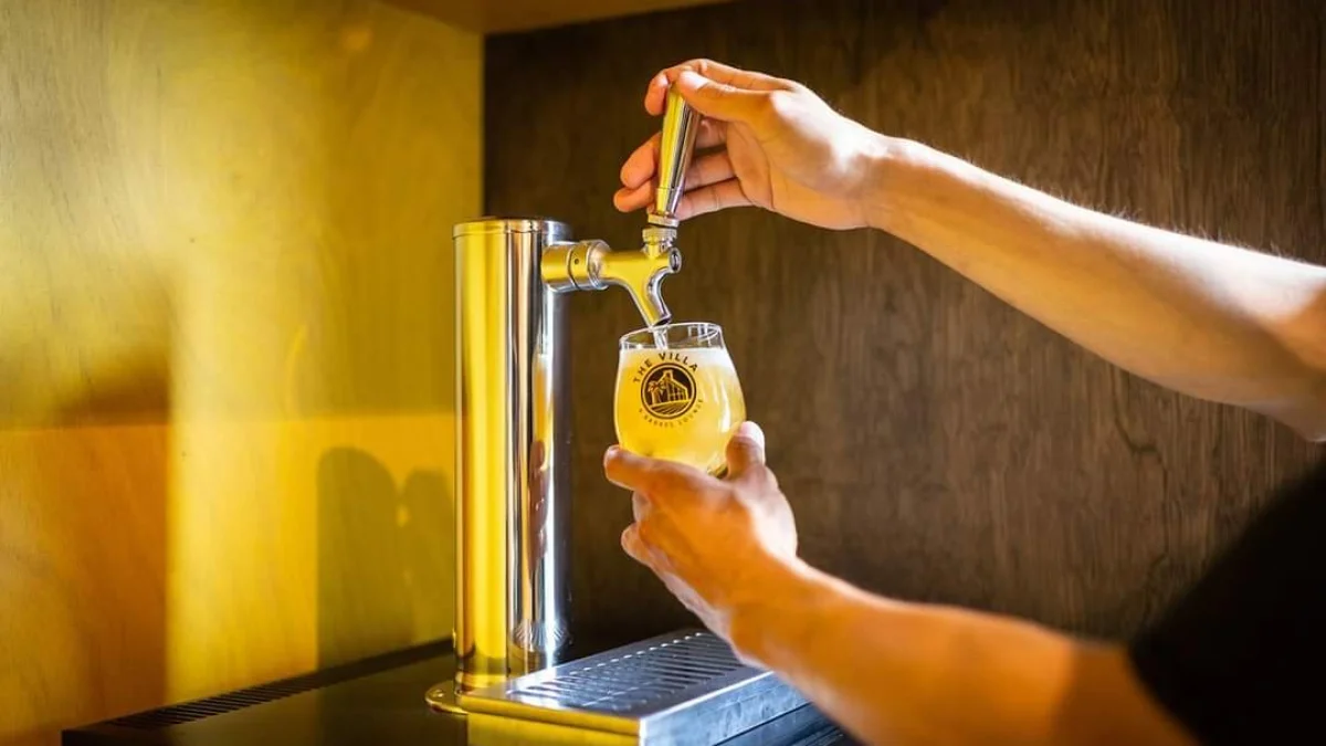 Minum Bir Sepuasnya di Villa & Barrel Lounge