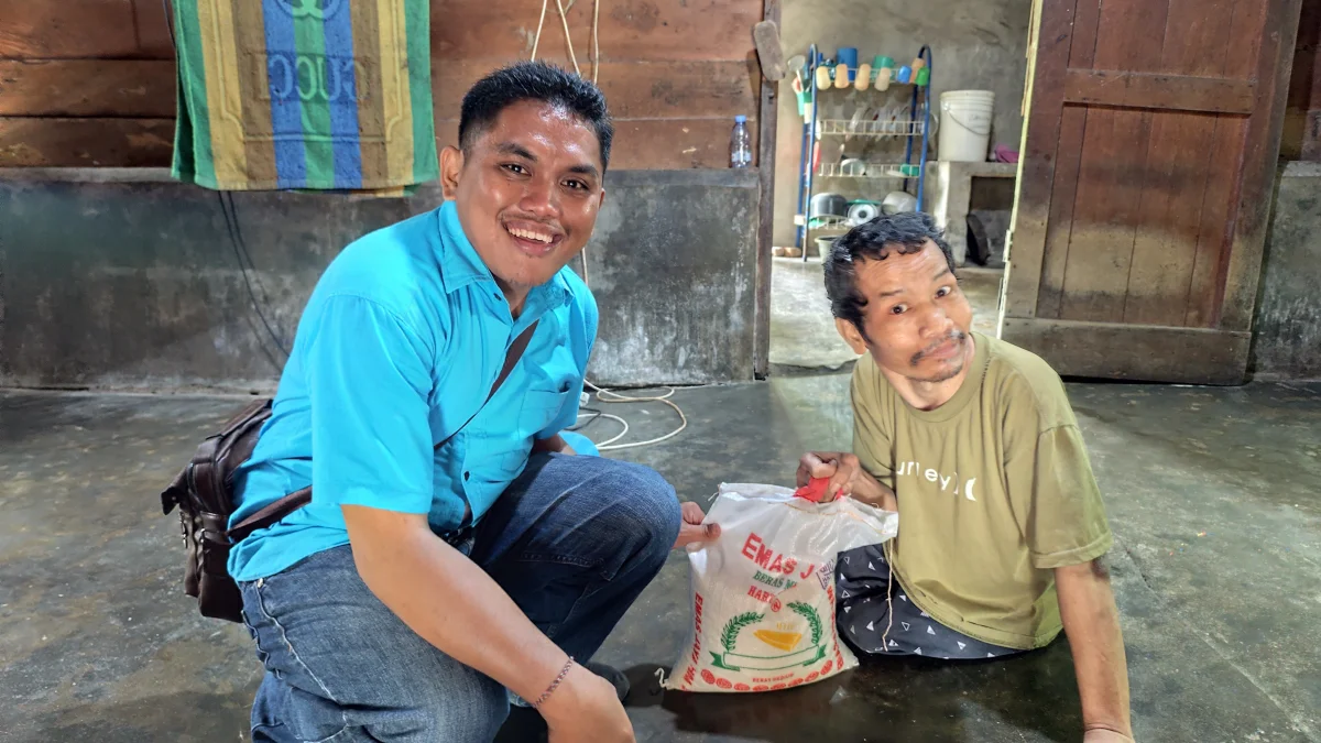 Dari Pintu ke Pintu, Reinhard Raji Manurung Salurkan Bantuan kepada Penyandang Disabilitas
