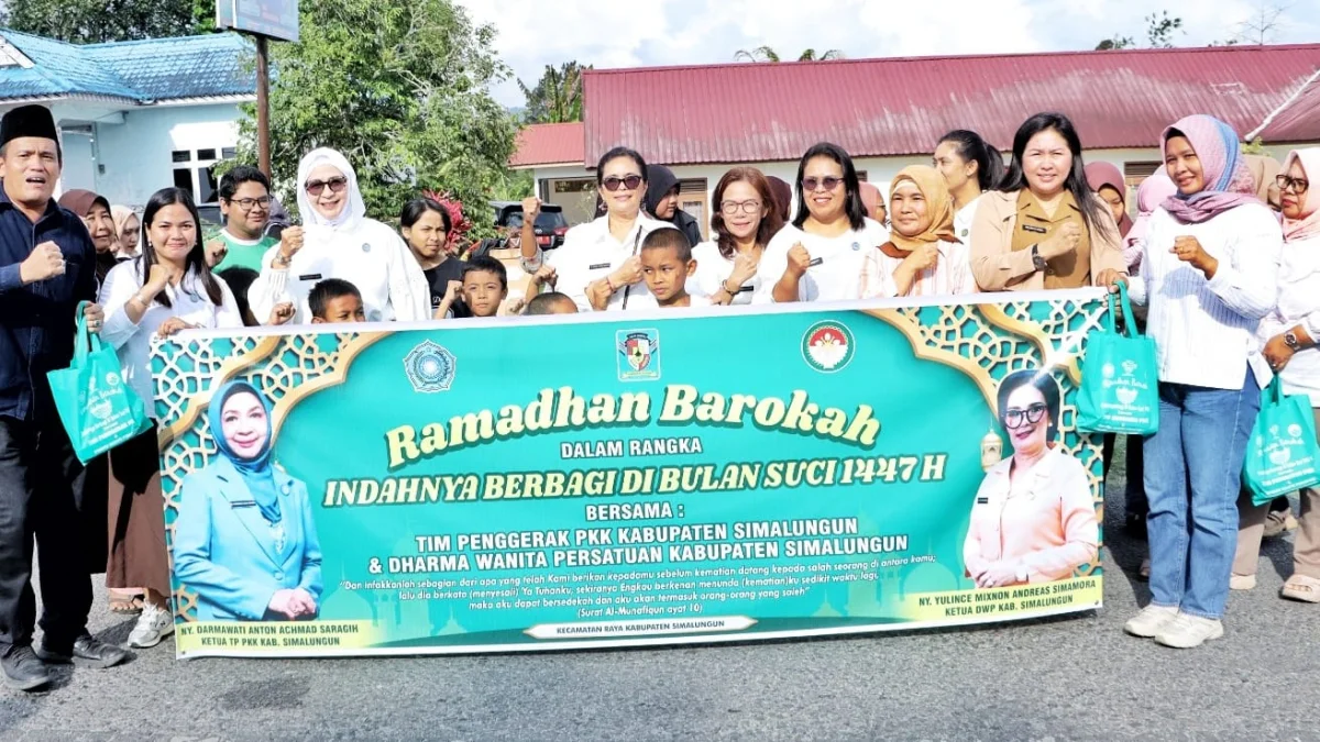 TP PKK dan DWP Simalungun Bagi Takjil Gratis di Pematang Raya