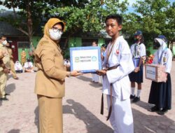 Plt Walikota Pematangsiantar Serahkan Medali Kepada  Enam Siswa SMPN 1 Pematangsiantar Berprestasi