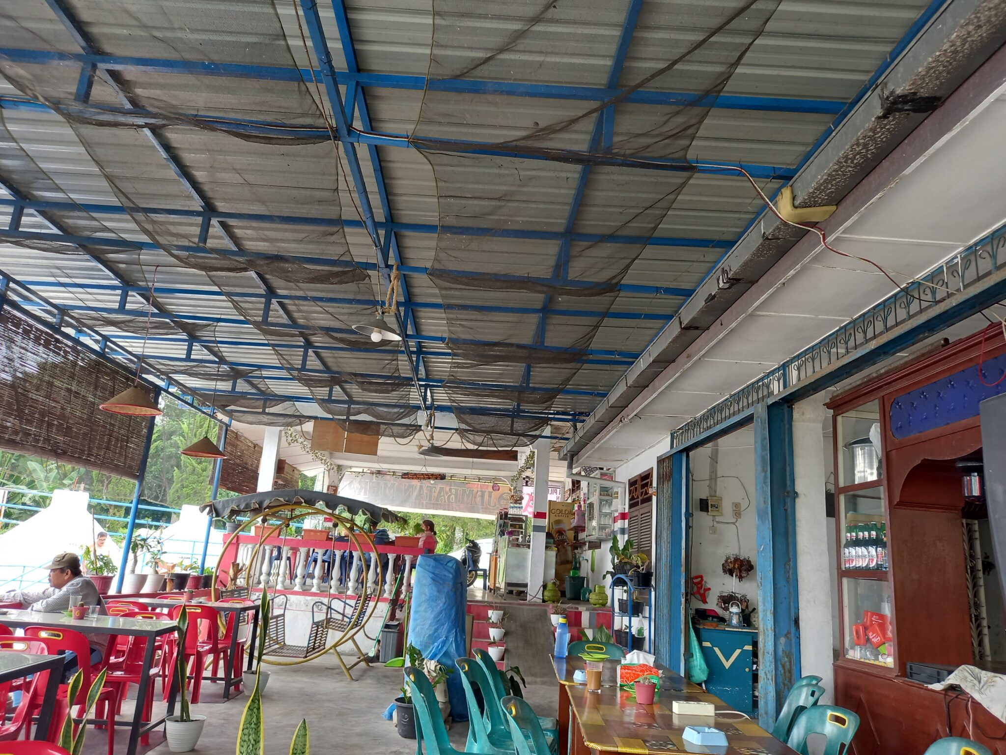 Kedai Kopi Jembatan Merah, Ngopi Sembari Menikmati Suasana Alam Di Pinggir Sungai