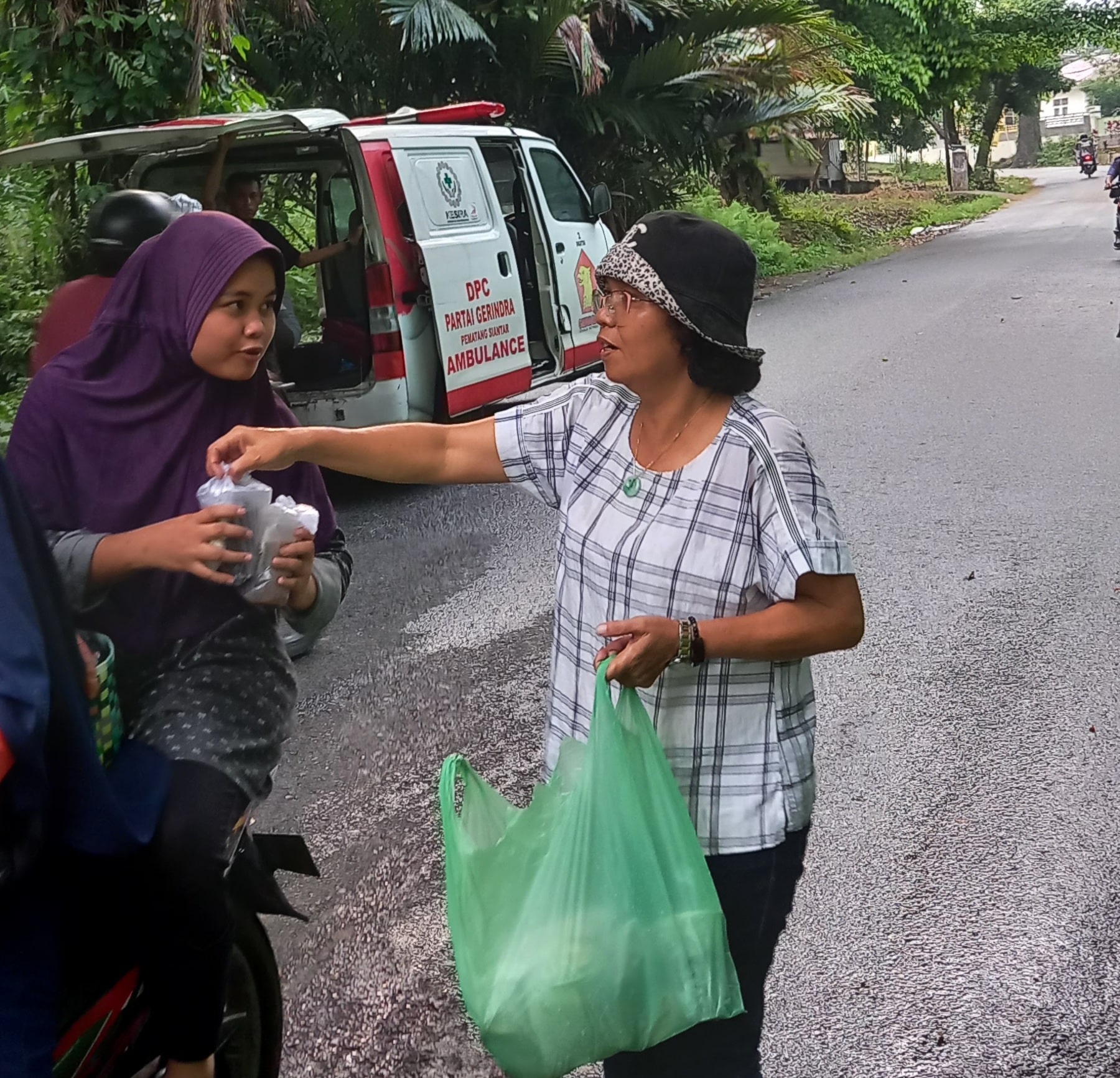 Gerindra Siantar Bagikan Ratusan Paket Takjil Gratis Kepada Warga dan Pengendara Yang Melintas
