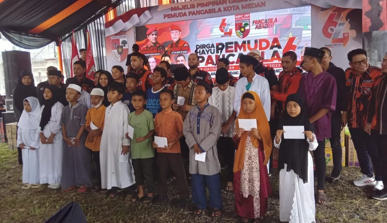 Semarak HUT PP ke-64, Ketua MPC PP Kota Medan, M Rahmaddian Shah, SH Bagikan 20 Ton Beras dan Santuni Anak Yatim
