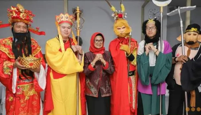 Wali Kota Bersama Ketua Dekranasda Pematangsiantar Ikuti Pawai Barongsai pada Malam Cap Go Meh Imlek Hari ke 15