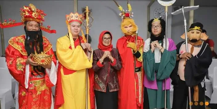 Wali Kota Bersama Ketua Dekranasda Pematangsiantar Ikuti Pawai Barongsai pada Malam Cap Go Meh Imlek Hari ke 15