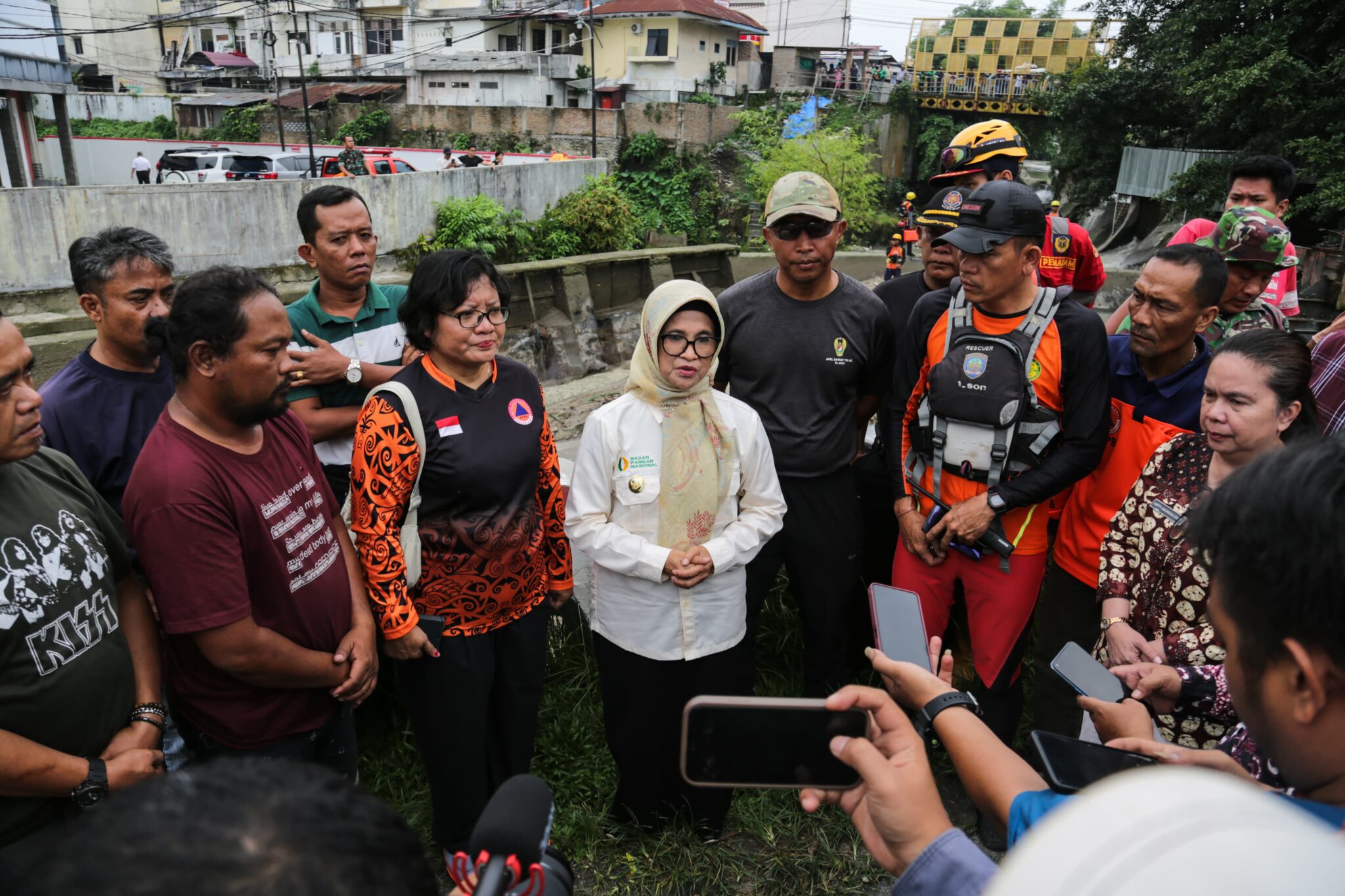 Wali Kota Pematangsiantar dr Susanti Dewayani SpA Pantau Pencarian Bocah Hanyut di Sungai Bah Bolon