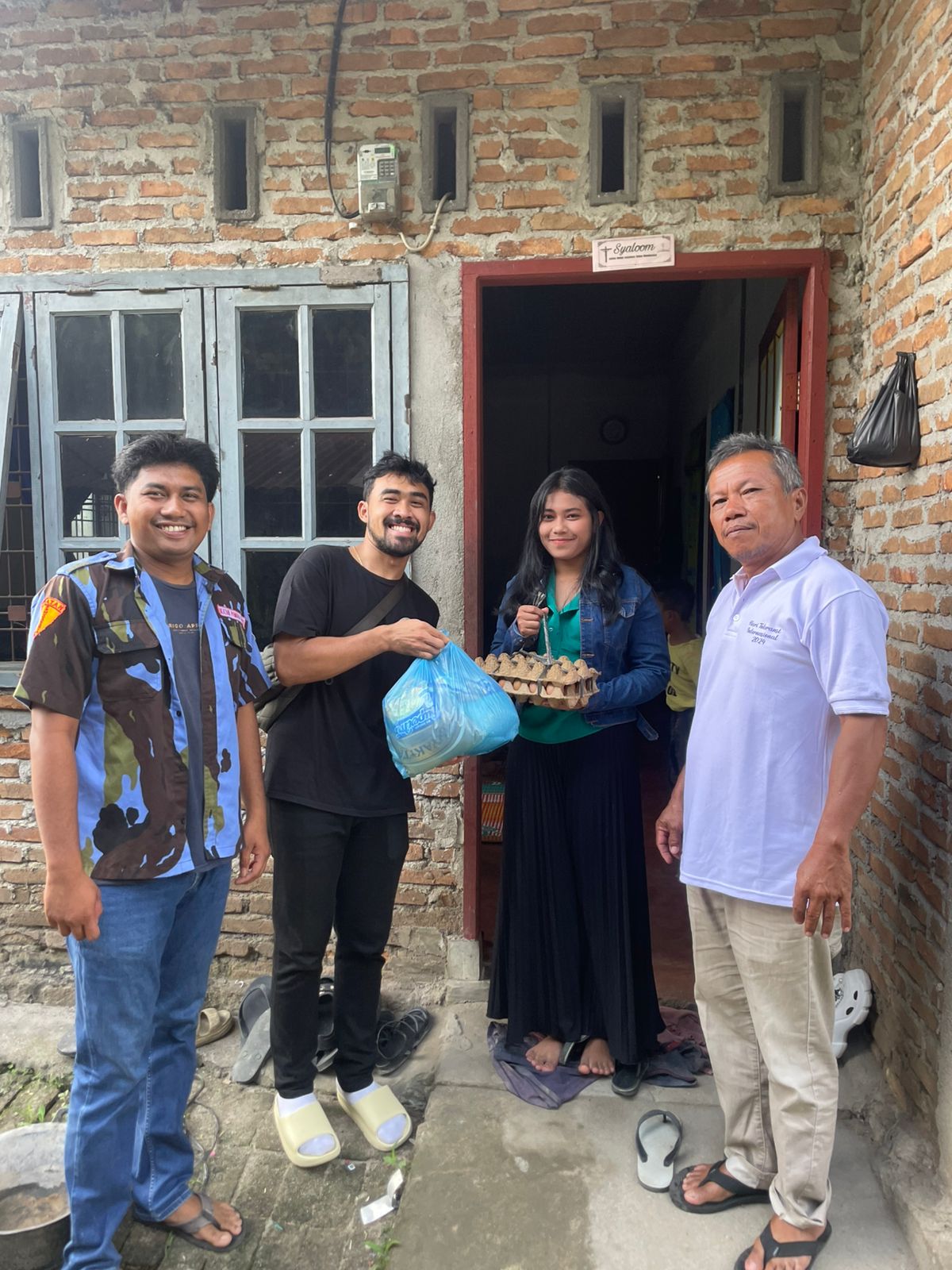 Sambut Natal Dan Tahun Baru, Koin Bar & KTV Saluran Bingkisan Kepada Warga