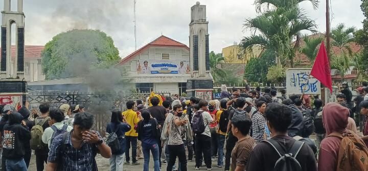 Aliansi Bem dan Senat Se-Kota Pematang Siantar Gelar Aksi Tolak UU TNI ,Sempat Diwarnai Ketegangan