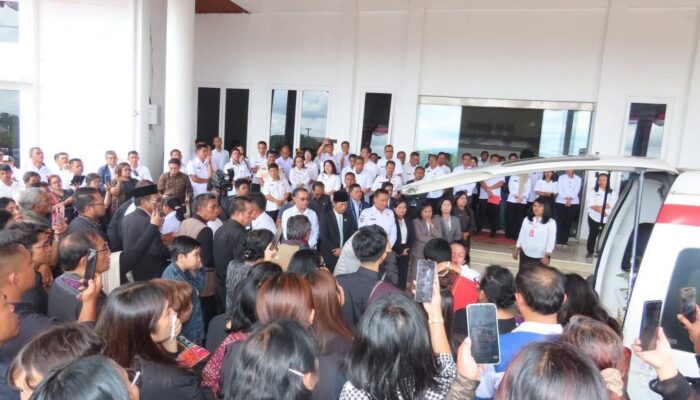 Ucapan Selamat Jalan dan Lambaian Tangan dari Bupati Humbahas Mengiringi Pemberangkatan Jenazah Drg. Hasudungan Silaban, M.Kes