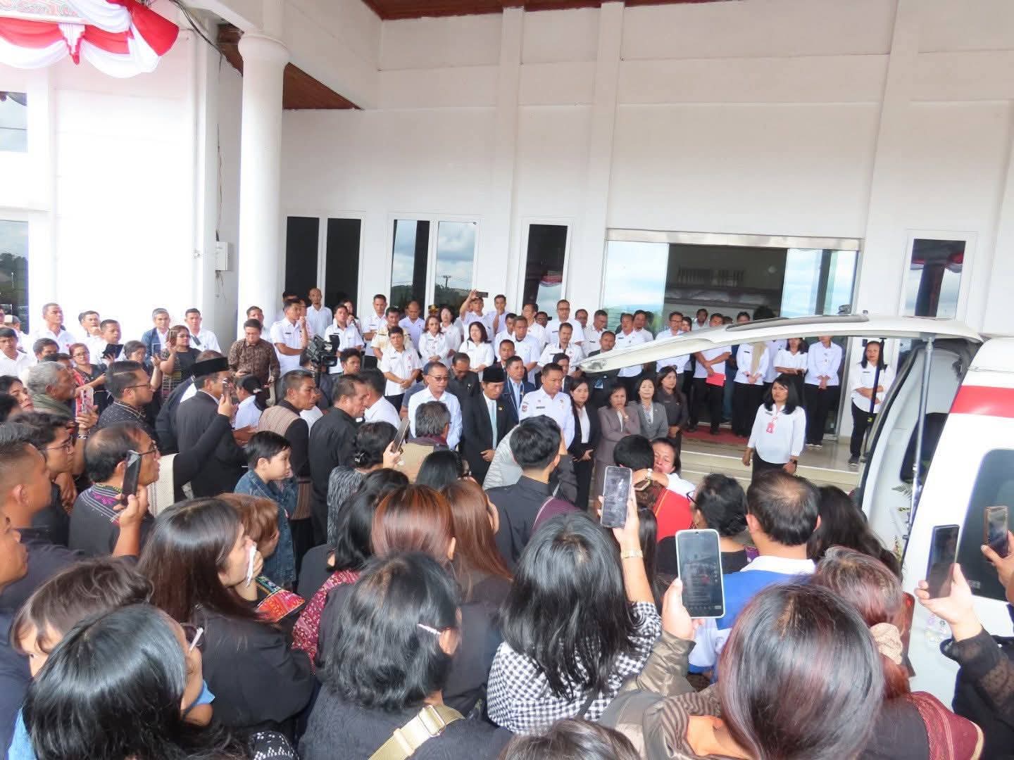 Ucapan Selamat Jalan dan Lambaian Tangan dari Bupati Humbahas Mengiringi Pemberangkatan Jenazah Drg. Hasudungan Silaban, M.Kes